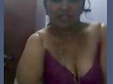 Desi Auntie muda de vestido com uma máquina fotográfica de selfie
